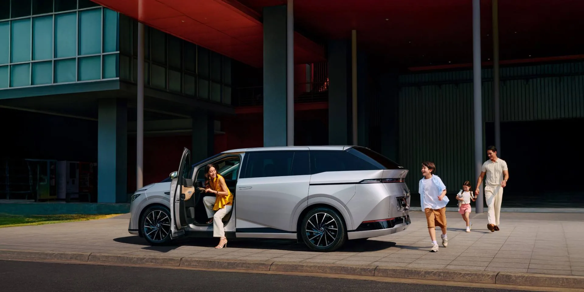 Daftar Mobil Listrik MPV Terbaru dan Spek Utamanya