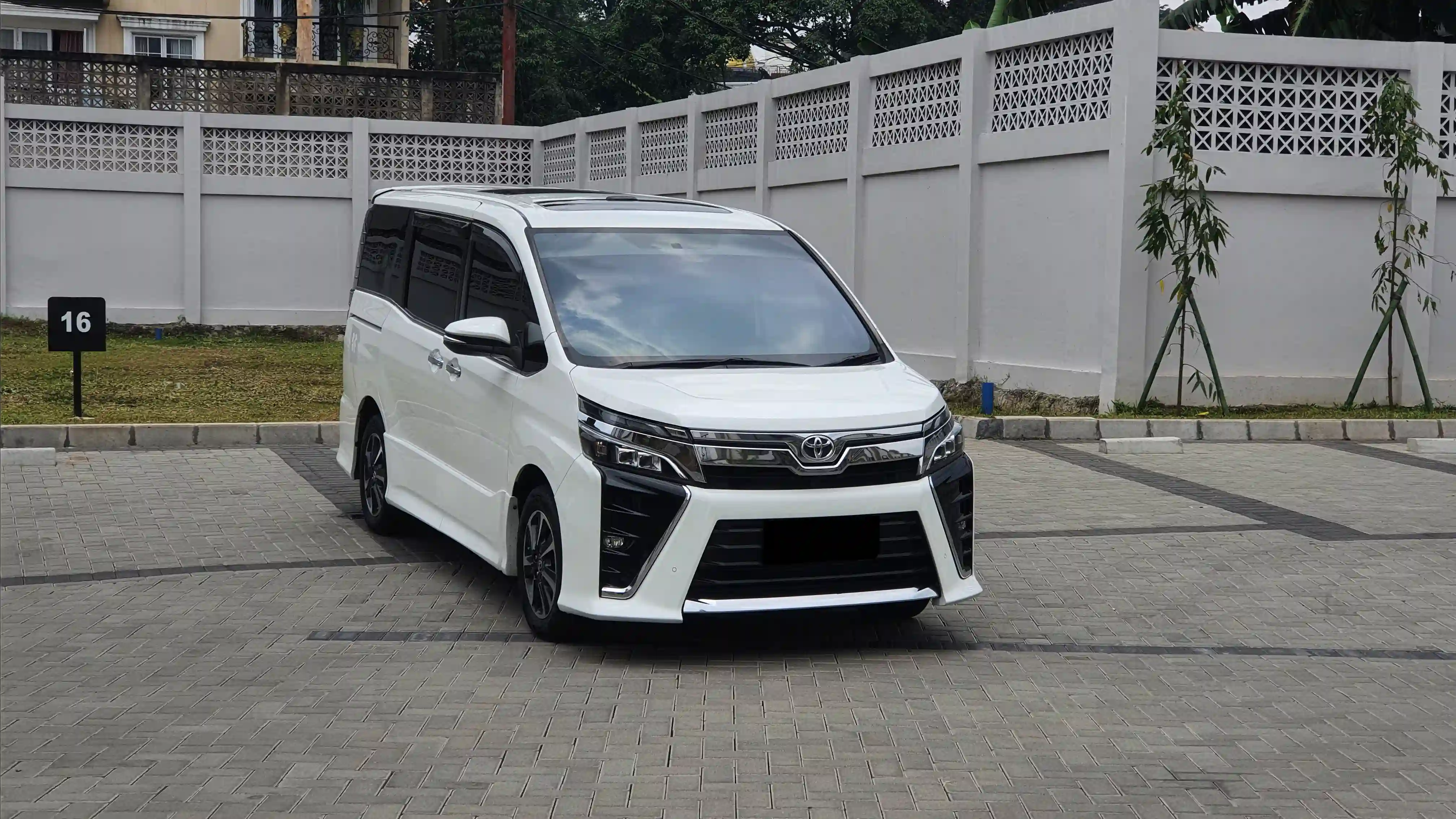 Keunggulan Toyota Voxy 2.0 Dibanding MPV Premium Lainnya