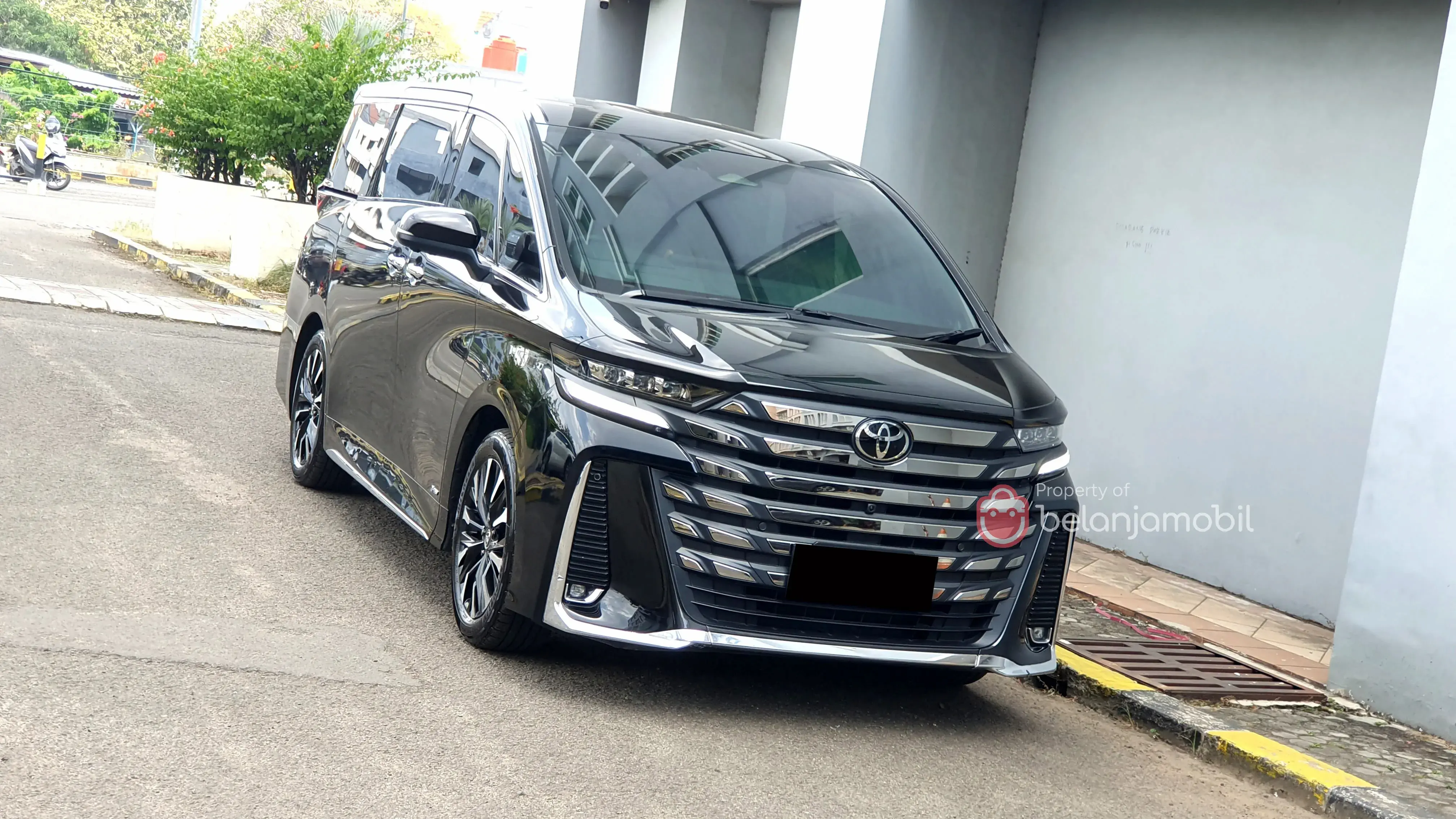 Toyota Vellfire Bekas: Harga dan Perbandingan dengan Alphard
