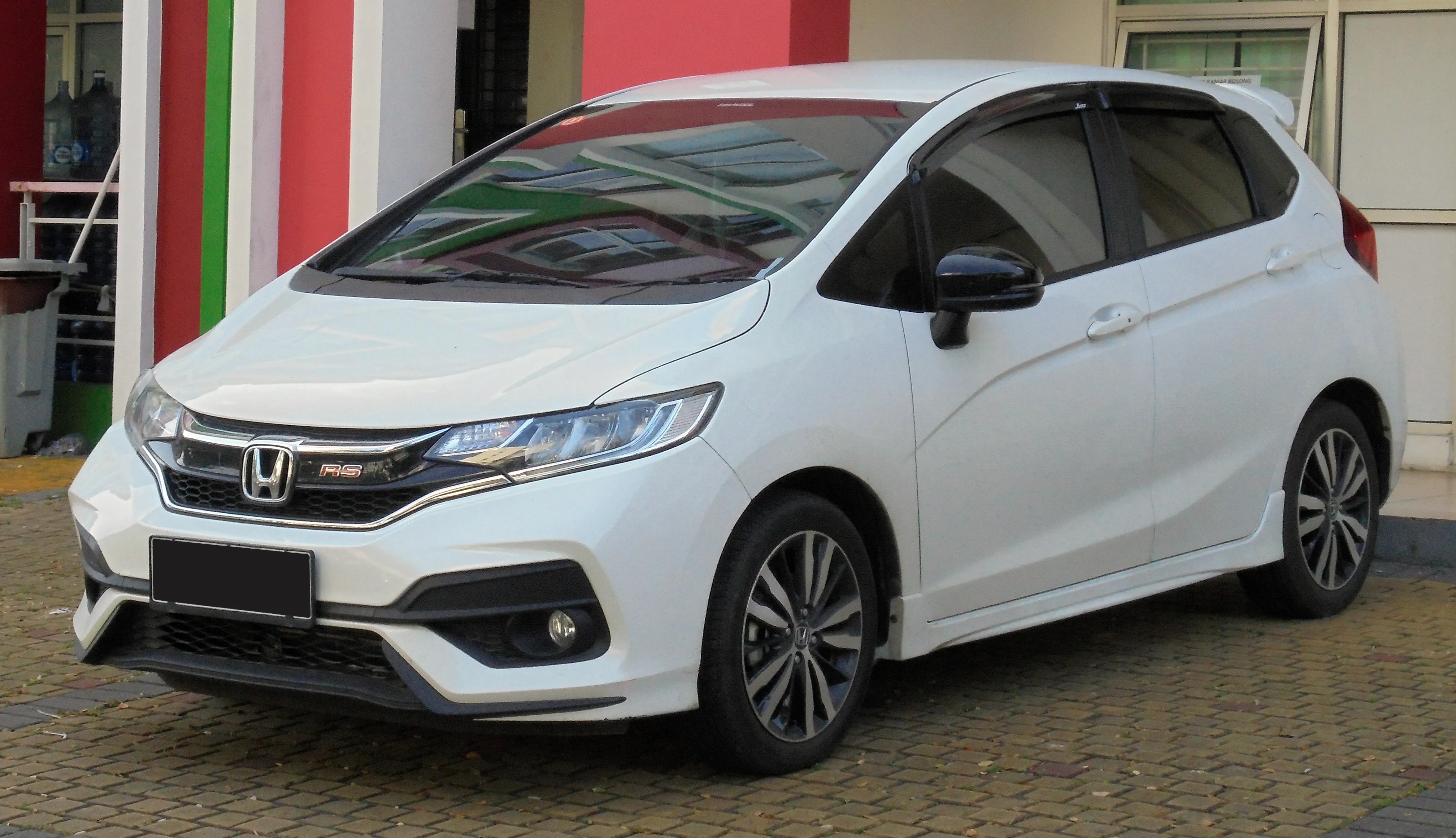 Mobil Bekas “Sleeper”: Spek Bagus tapi Kurang Populer, Harga Lebih Miring